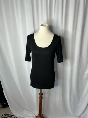 Cynthia Rowley Black Scoop Neck Top – Size Medium | Soft Stretch Minimalist Tee